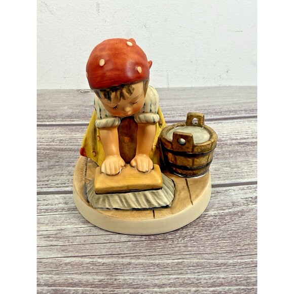 Hummel #363 Big Housecleaning TMK5 Goebel Last Bee w BOX Excellent Condition - Picture 3 of 14